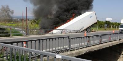 Mersin'de kaza yapan tır alev aldı