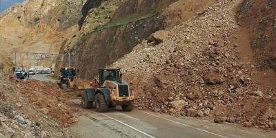 Heyelan nedeniyle kapanan Artvin-Ardanuç kara yolu ulaşıma açıldı