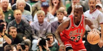 Michael Jordan'ın 'Son Dans' ayakkabıları rekor fiyata satıldı