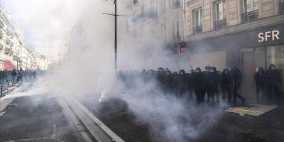 Fransa'da emeklilik reformu karşıtı gösterilerde polisle göstericiler arasında arbede çıktı