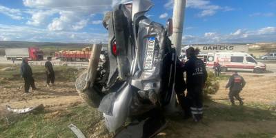 Afyonkarahisar'da elektrik direğine çarpan otomobildeki 1 kişi öldü, 3 kişi yaralandı