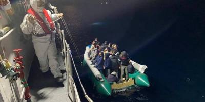 İzmir açıklarında 24 düzensiz göçmen kurtarıldı