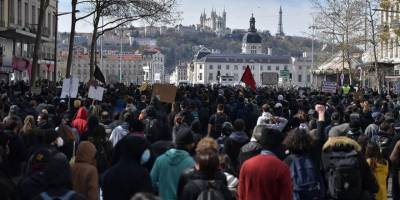 Fransa'da Anayasa Konseyi emeklilik yaşını 64'e çıkaran reformu ana hatlarıyla onayladı