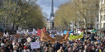 Fransa'da tartışmalı emeklilik reformu yasalaştı