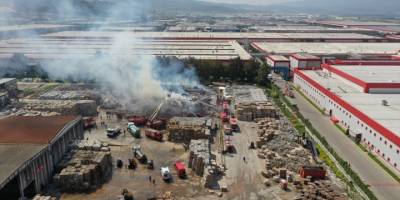 Manisa'da kağıt fabrikasında çıkan yangın söndürüldü
