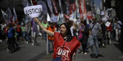 İspanya'da maaş artışı talebiyle grevde olan adliye memurları gösteri düzenledi