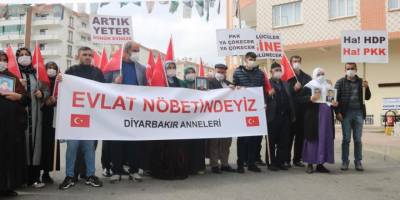 Yürümekte güçlük çeken anne, 2 çocuğu için evlat