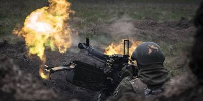 Rusya-Ukrayna Savaşı nedeniyle cephede görevli Ukraynalı askerler, çeşitli silahların kullanıldığı yoğun savaş eğitimlerine katılıyor.