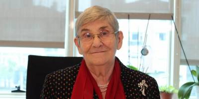 Canan Karatay: Kurtlu elma yiyin