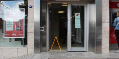 İzmir'de banka şubesinin önündeki silahlı saldırıda 2 kişi yaralandı