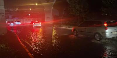 İzmir ve Aydın'da sağanak: Araçlar yağmur sularının içinde kaldı