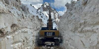 Hakkari'de ekipler nisanda da metrelerce karla mücadele ediyor