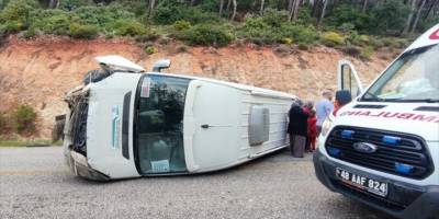 Muğla'da öğretmenleri taşıyan servis minibüsünün devrilmesi sonucu 10 kişi yaralandı