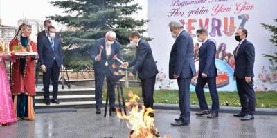 Kültür ve Turizm Bakanı Ersoy, Nevruz ateşinden atlayıp, yumurta tokuşturdu