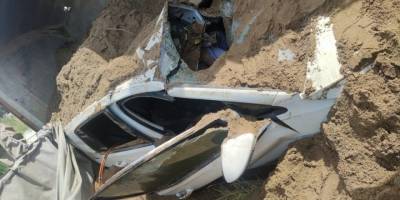 Foça'da kum yüklü kamyon ile otomobilin çarpışması sonucu 3 kişi yaralandı