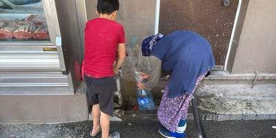 Bornova'da su kesintisi yaşanan mahalleye tankerle su dağıtıldı