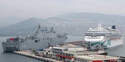 İzmir'de TCG Anadolu'nun yanına 2298 yolculu kruvaziyer demirledi
