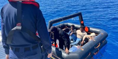 İzmir açıklarında 10 düzensiz göçmen kurtarıldı