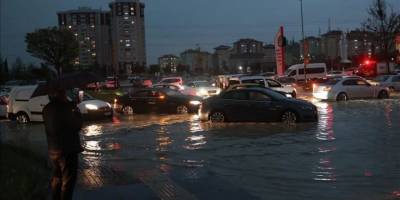 Ankara'da sağanak su baskınlarına neden oldu