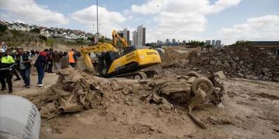 Sağanakta çöken yolda suya gömülen araç yaklaşık 19 saat sonra çıkarıldı