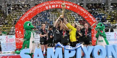 Hentbol Kadınlar Türkiye Kupası'nda Armada Praxis Yalıkavakspor şampiyon oldu