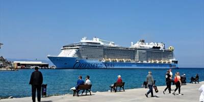 Kuşadası'na dev kruvaziyerle 4 bin 200 turist geldi