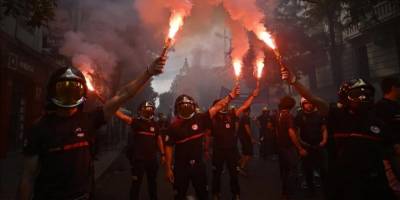 İspanya'da itfaiyeciler mecliste geciken yasal düzenlemeden dolayı Madrid'de gösteri yaptı