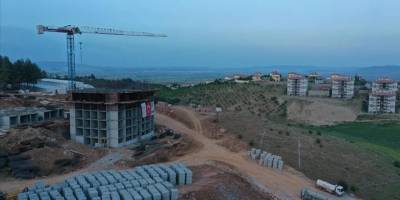 Deprem konutları inşaatında mesai gece gündüz sürüyor