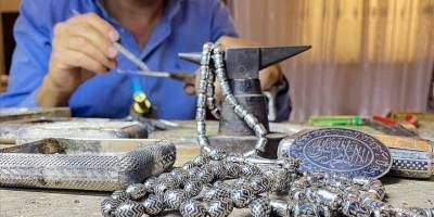 Çocuk yaşta öğrendiği Urartu sanatını 42 yıldır atölyesinde yaşatıyor