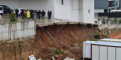 Şiddetli yağış istinat duvarını çökertti