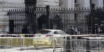 İngiltere'de aracıyla Başbakanlık binasının dışındaki kapılara çarpan kişi gözaltına alındı