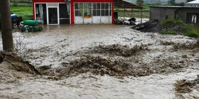 Samsun'da sağanak sonucu oluşan sel nedeniyle su baskınları meydana geldi