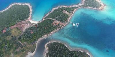 Sedir Adası'nın ziyaretçileri hem denize giriyor hem tarihi yapıları geziyor