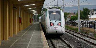 Milli elektrikli tren yolculu seferlerine başladı