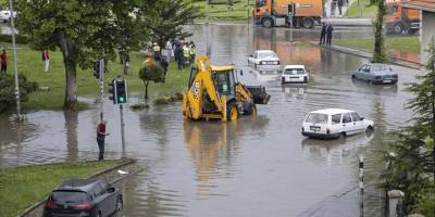 Başkentte sağanak nedeniyle su basan yollarda araçlar mahsur kaldı