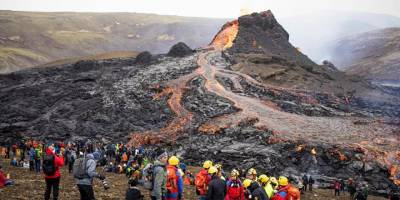 İzlanda'da çok sayıda kişi 900 yıl sonra patlayan Fagradals Yanardağı'na akın etti