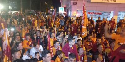 Ödemiş'te Galatasaraylı taraftarlar şampiyonluğu kutladı