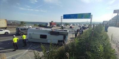 Kocaeli'de tıra çarparak devrilen servis aracındaki 13 işçi yaralandı