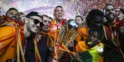 Galatasaray şampiyonluk kupasını kaldırdı