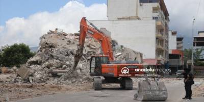 Hatay'da ağır hasarlı 4 katlı bina çöktü