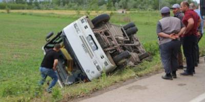 Tokat'ta devrilen minibüsteki 14 tarım işçisi kendi imkanlarıyla kurtuldu