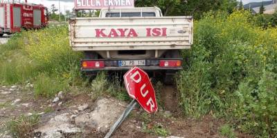 Afyonkarahisar'da otomobille kamyonetin çarpışması sonucu 1 kişi öldü, 4 kişi yaralandı