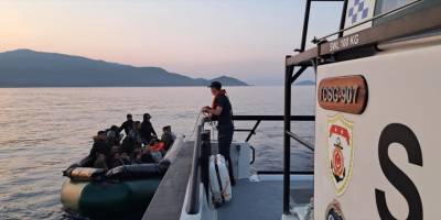 İzmir açıklarında 17 düzensiz göçmen kurtarıldı, 25 düzensiz göçmen yakalandı