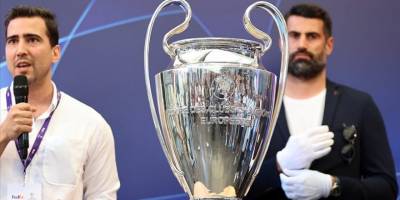UEFA Şampiyonlar Ligi kupası sergilendi