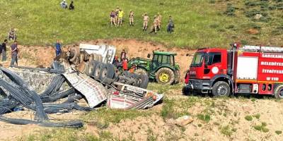 Kars'ta demir yüklü tır devrildi, 2 kişi öldü