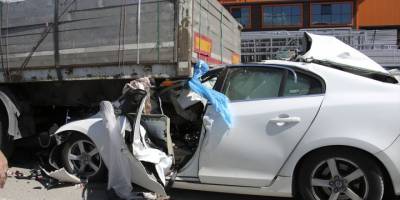 Uşak'ta park halindeki tıra çarpan otomobilin sürücüsü öldü