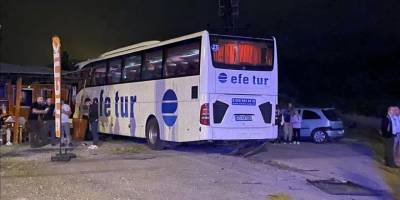 Zonguldak'ta yolcu otobüsü ile otomobilin çarpıştığı kazada 2 kişi öldü, 2 kişi yaralandı