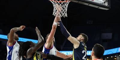 TBF, Anadolu Efes-Fenerbahçe Beko maçının hakemlerini dinlendirme kararı aldı
