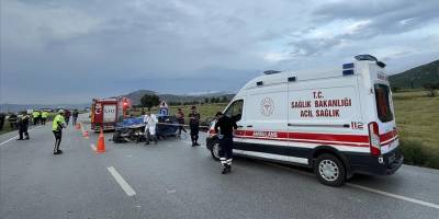 Burdur'da iki otomobilin çarpıştığı kazada 5 kişi öldü, 5 kişi yaralandı