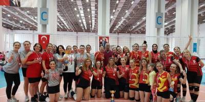 Voleybolda İzmir'deki Veteranlar Şampiyonası'nda dereceye girenler belli oldu